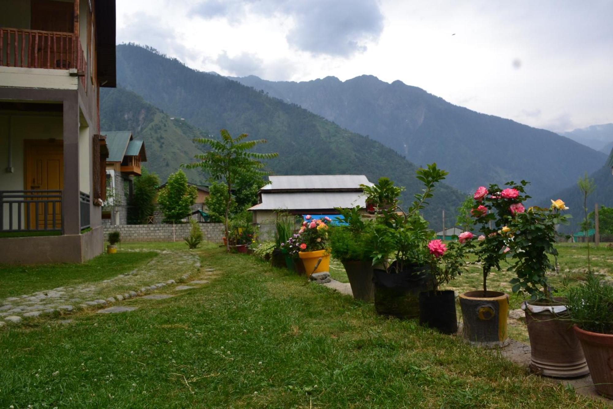 West End Lodges Neelum 외부 사진