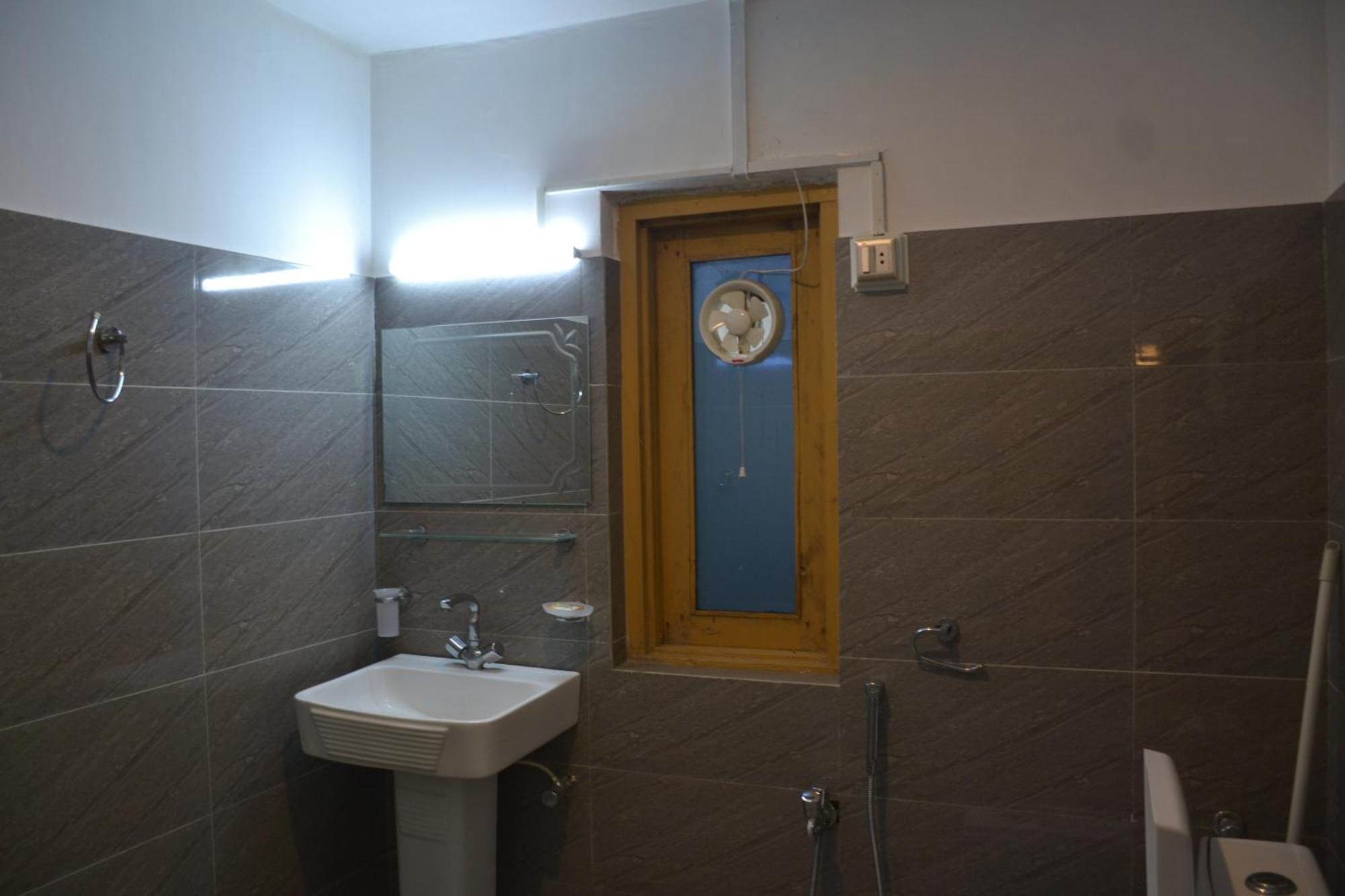 West End Lodges Neelum 외부 사진